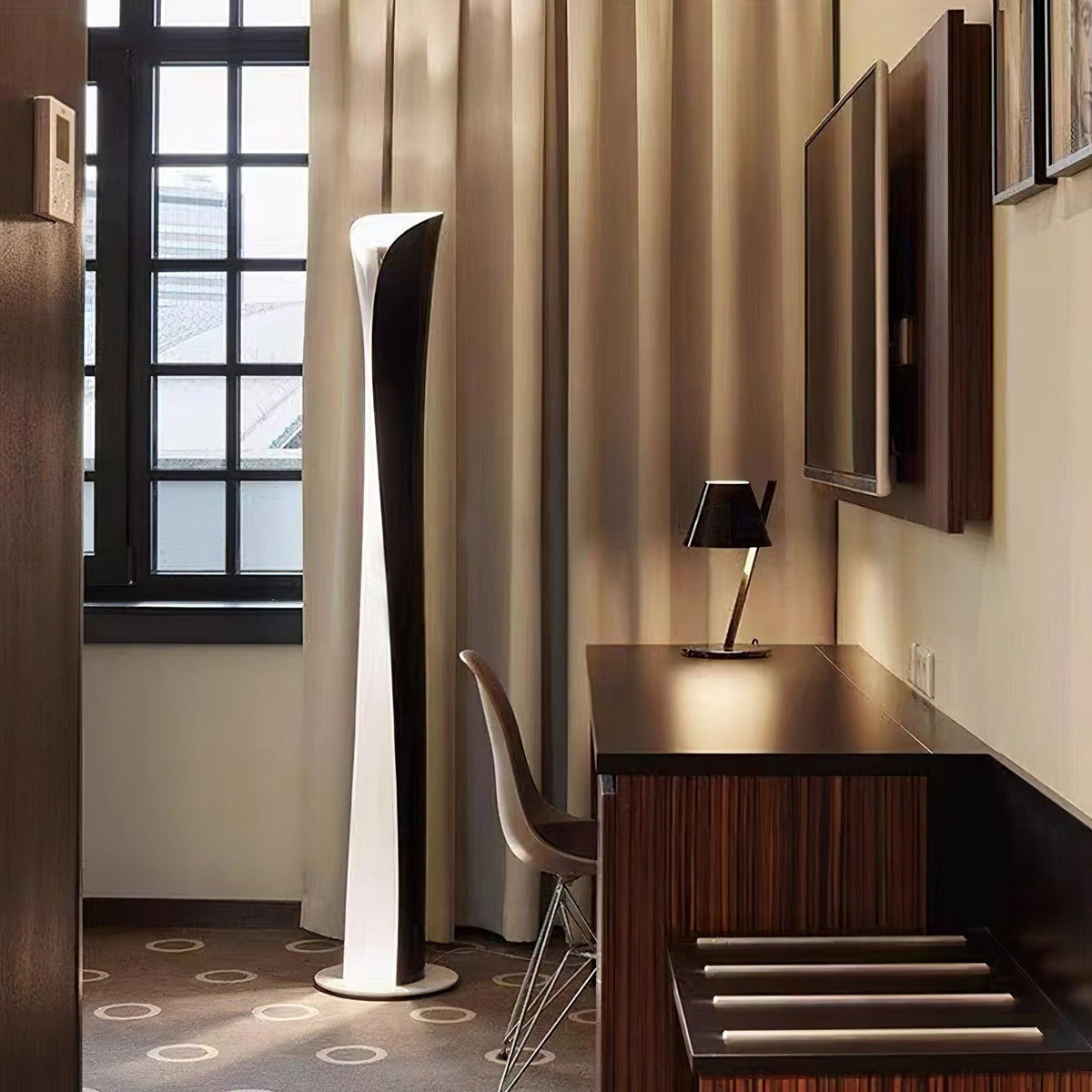 Cirvel Aluminium futuristische Stehleuchte