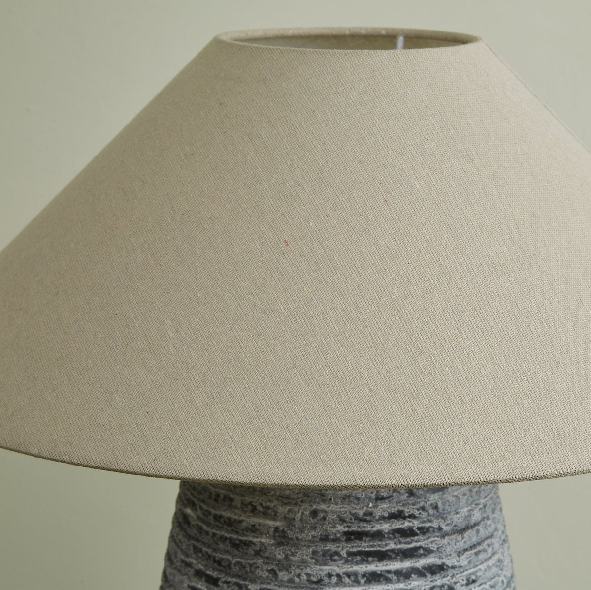 Clarissa Tischleuchte aus transparentem Stoff in Beige und Grau