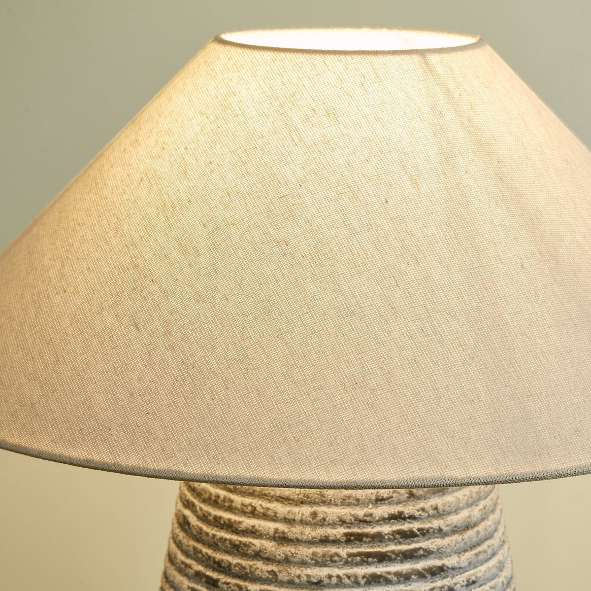Clarissa Tischleuchte aus transparentem Stoff in Beige und Grau