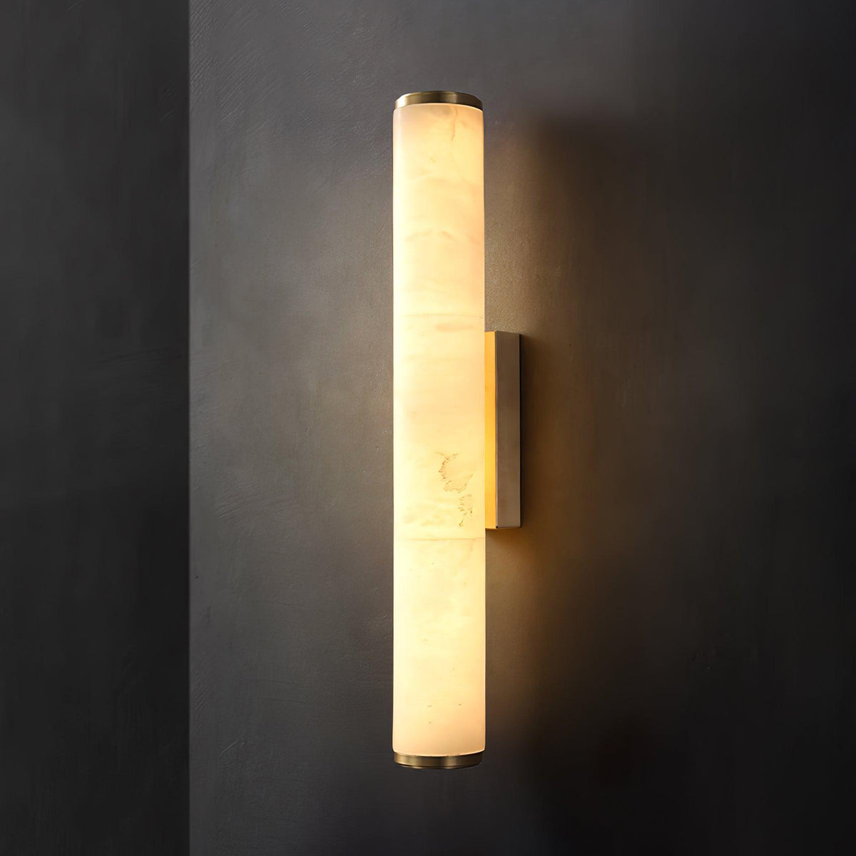 Klyr Vertikale zylindrische Alabaster-Wandleuchte