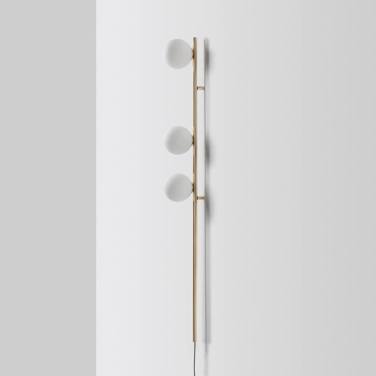 Ultheia zeitgenössische minimalistische Wandleuchte aus Glas in Kieselsteinform