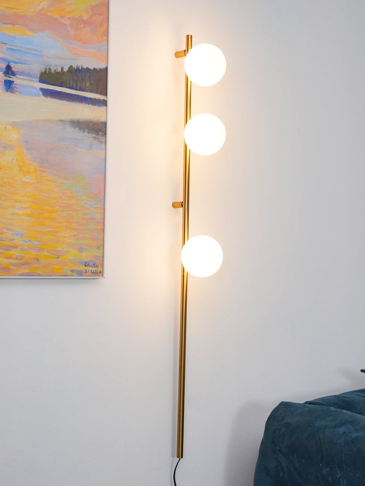 Ultheia zeitgenössische minimalistische Wandleuchte aus Glas in Kieselsteinform