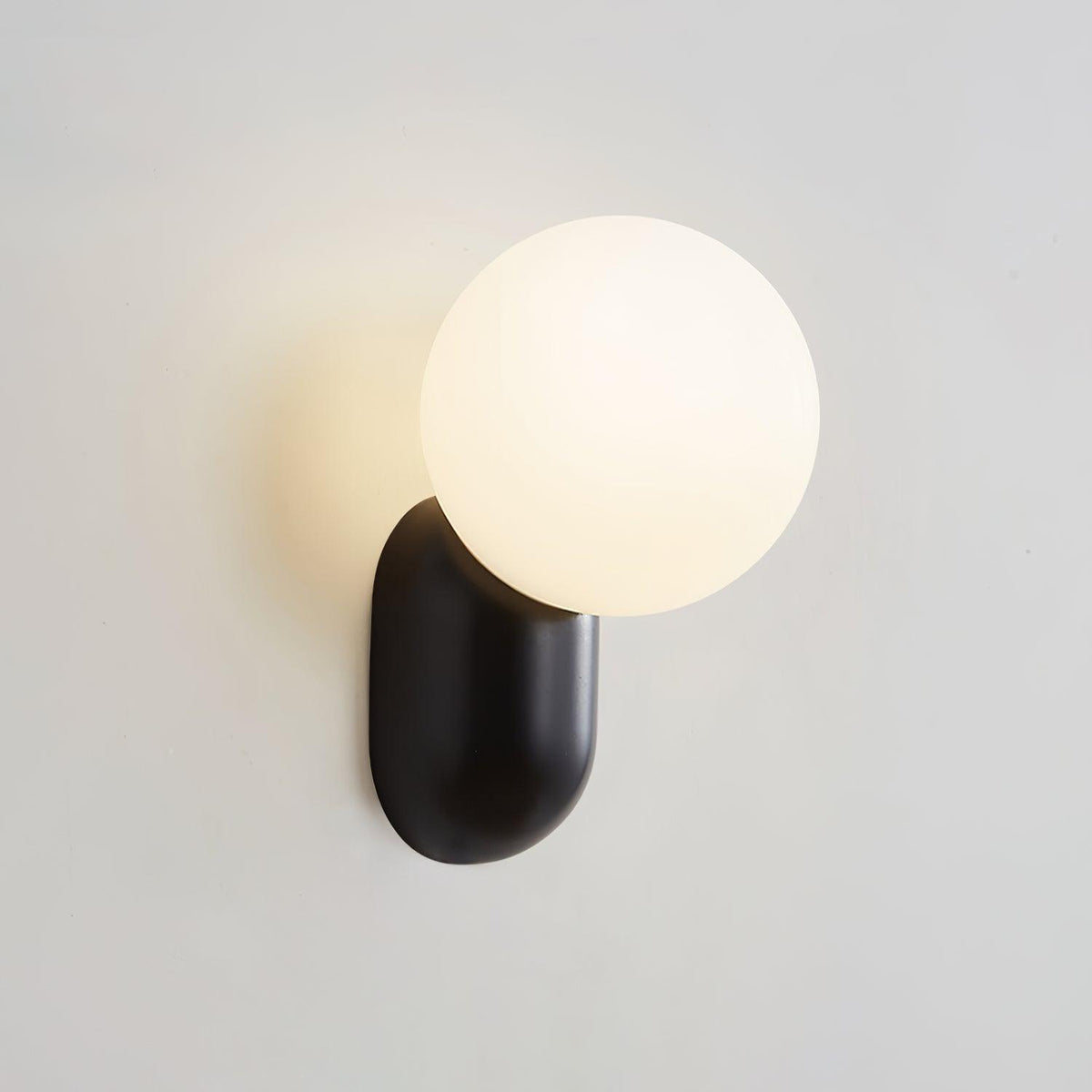 Nelo Minimalistische Wandleuchte mit Kugelschirm