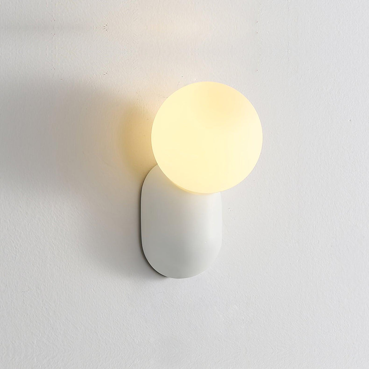 Nelo Minimalistische Wandleuchte mit Kugelschirm