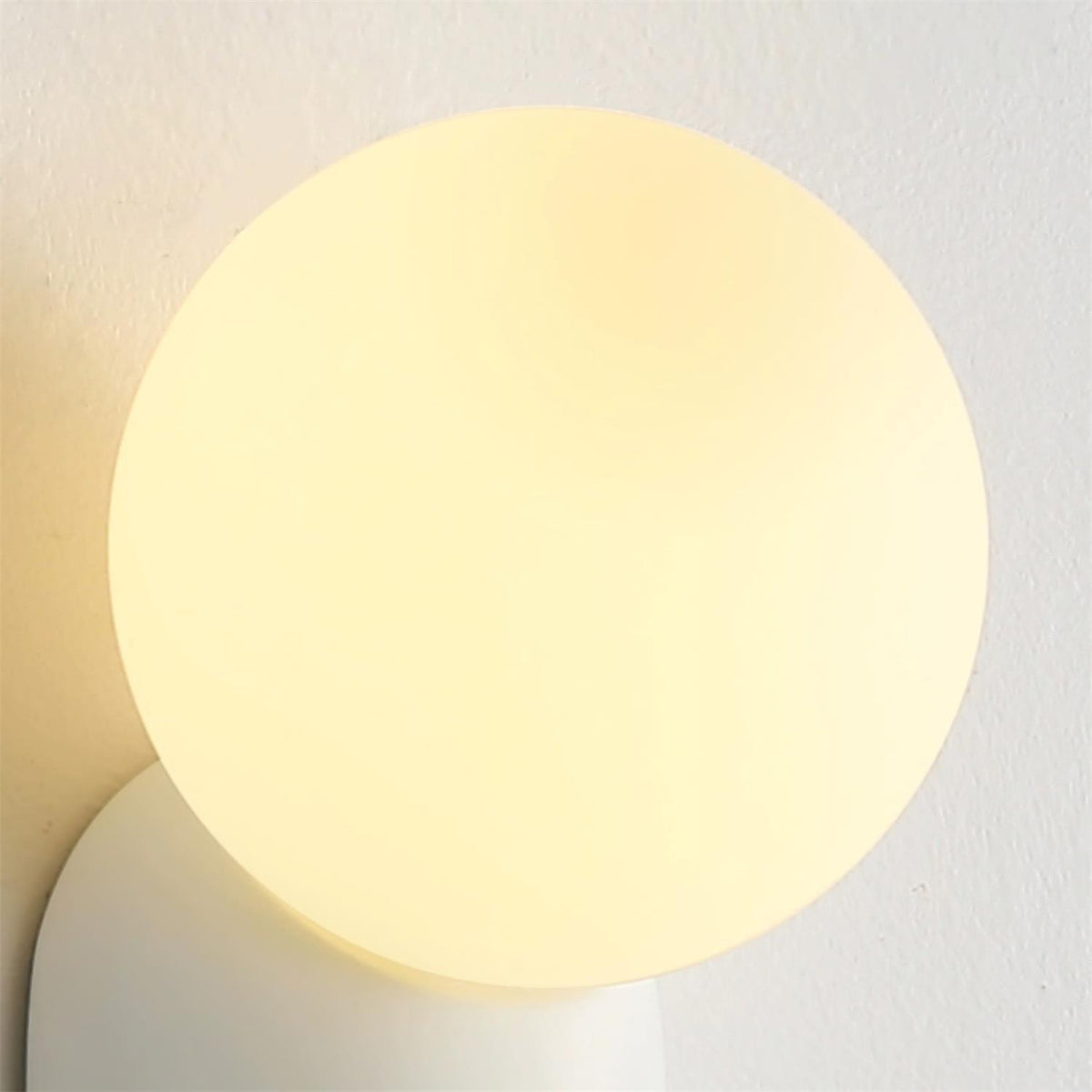 Nelo Minimalistische Wandleuchte mit Kugelschirm