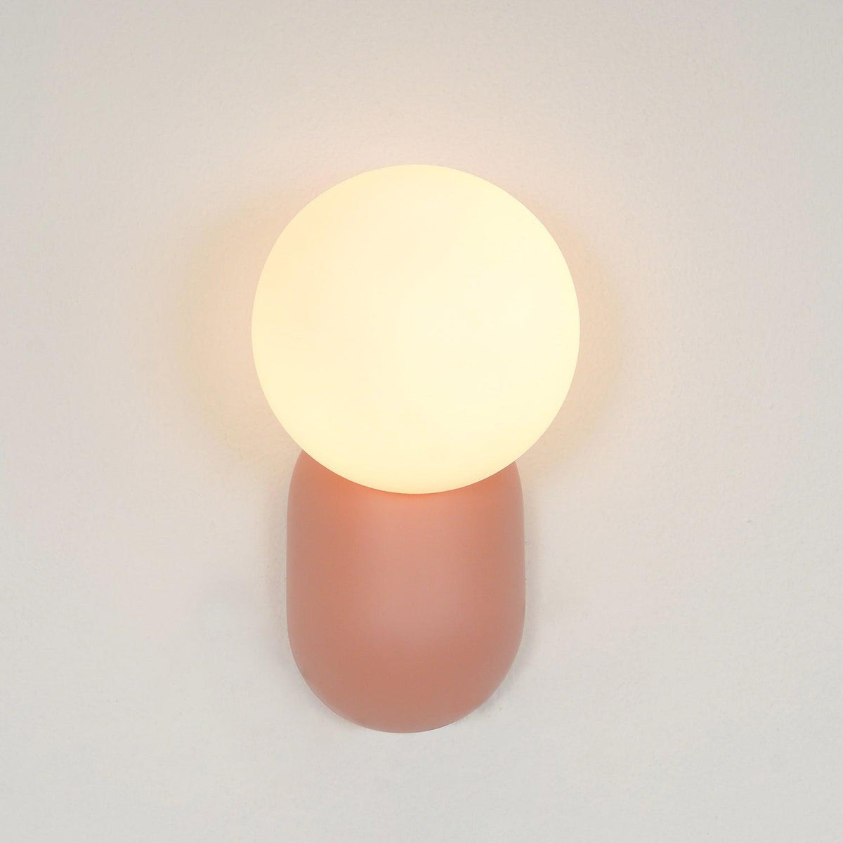 Nelo Minimalistische Wandleuchte mit Kugelschirm