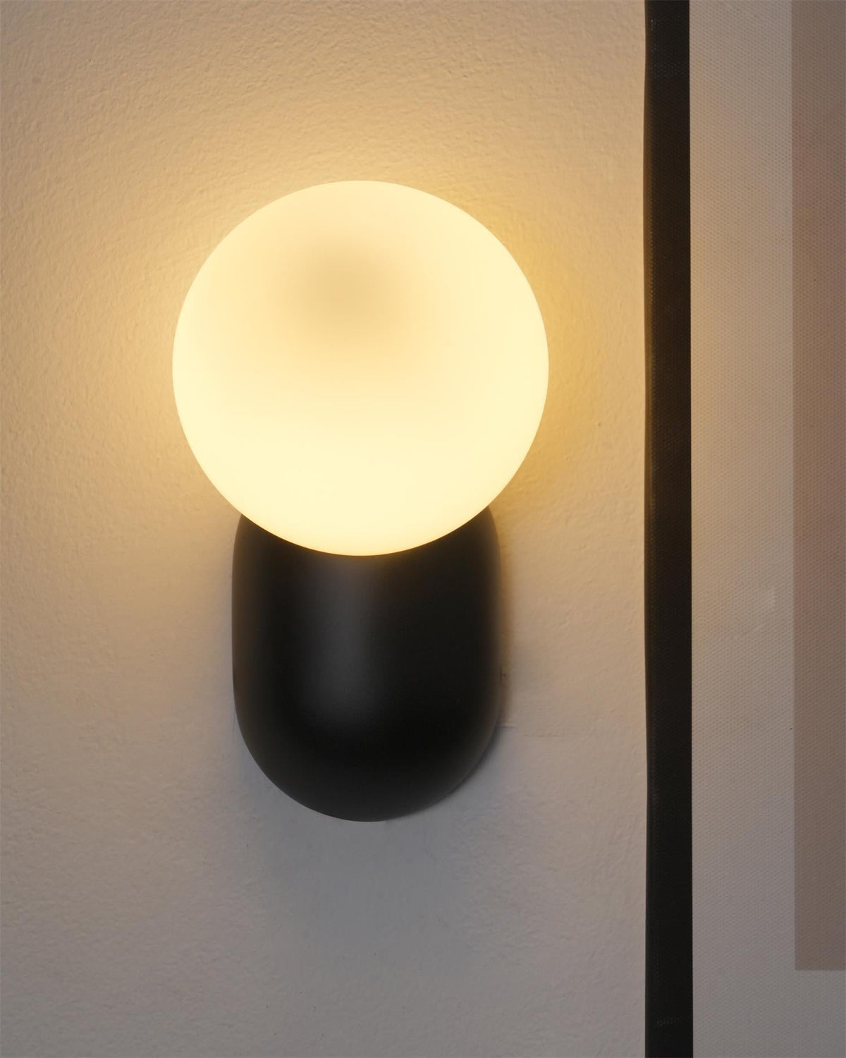 Nelo Minimalistische Wandleuchte mit Kugelschirm