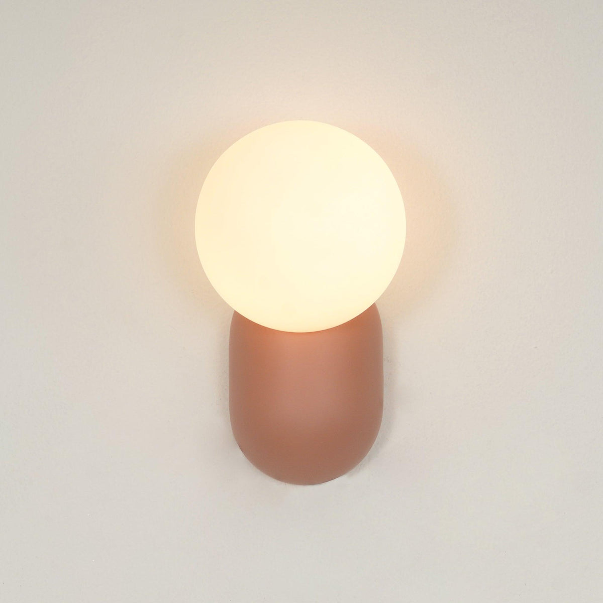 Nelo Minimalistische Wandleuchte mit Kugelschirm