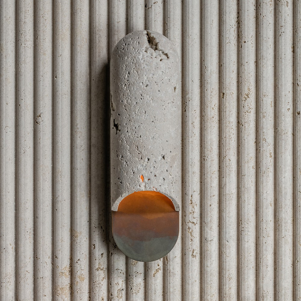 Capsule Wandleuchte aus gelbem Travertin-Marmor in Messing