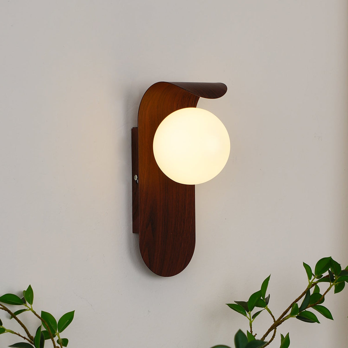Exuro Wandleuchte für den Innenbereich aus Holzfarbe / Walnussfarben