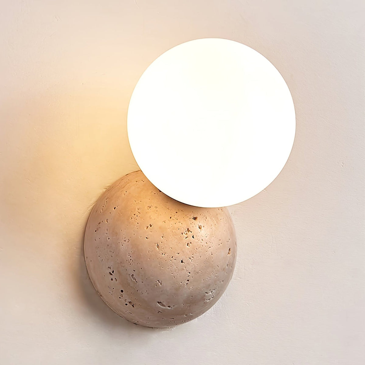 Cethair Travertine-Wandleuchte