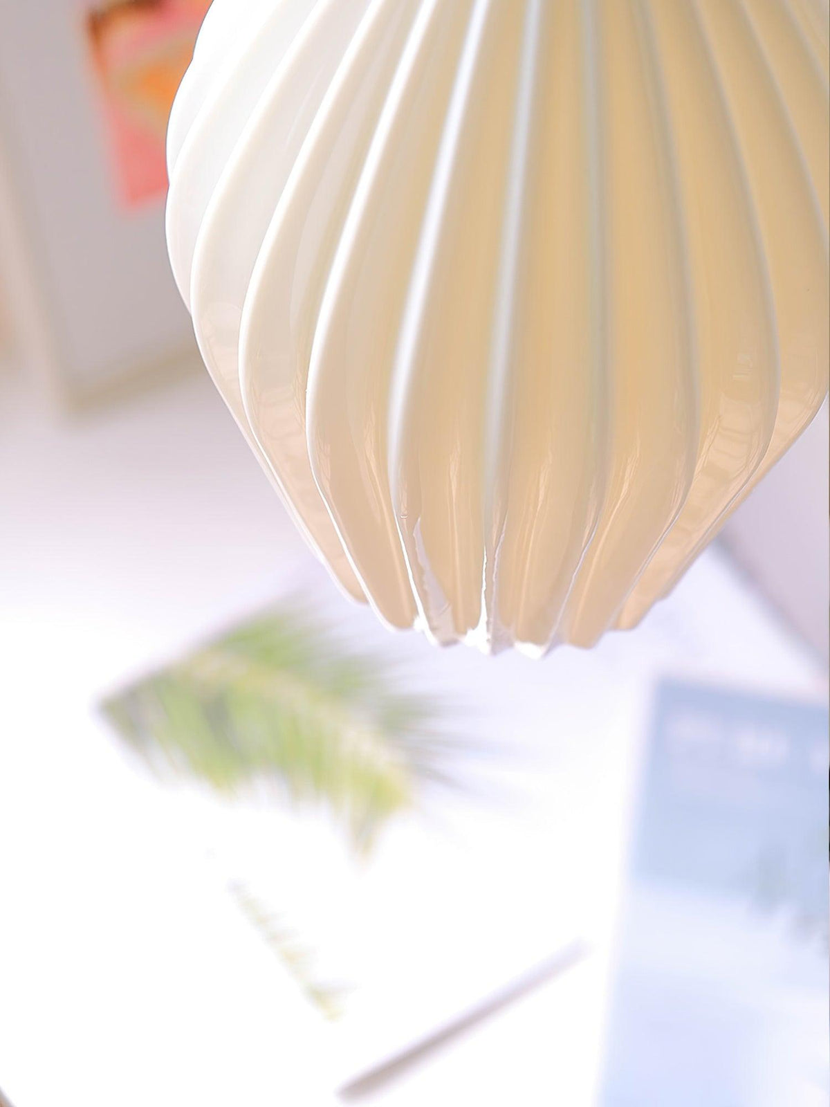 Virove Pendelleuchte aus Keramik mit gerippter Oberfläche in Knochen-Optik elegant