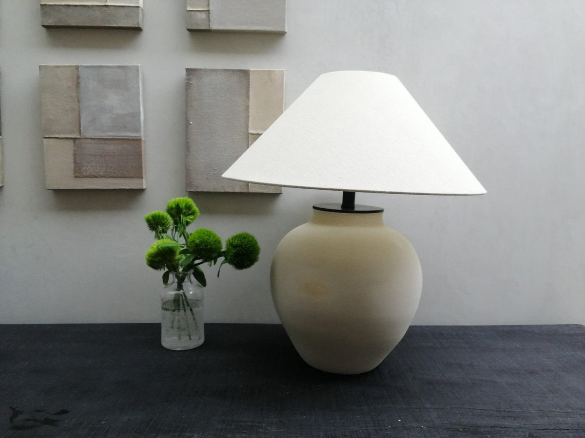 Lumian Tischleuchte aus Keramik in Beige mit Stoffschirm