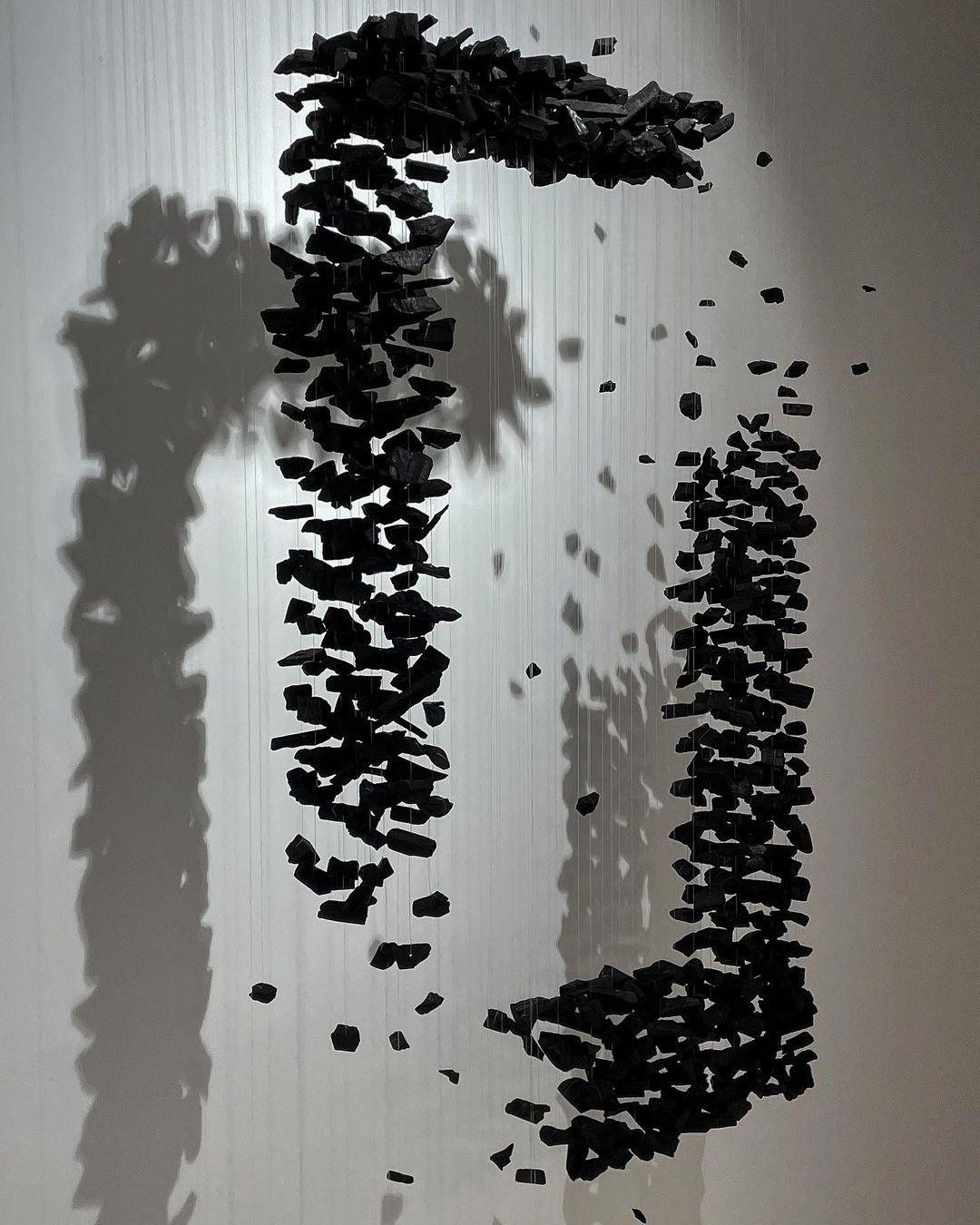 Selorella Charcoal Stone Sculptural Kronleuchter Buchstabe S bis Z