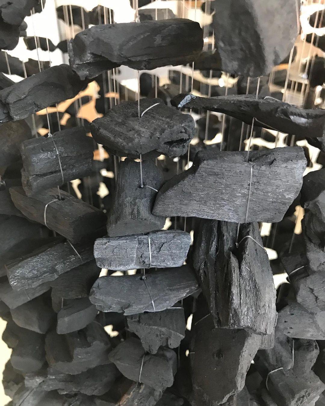 Selorella Charcoal Stone Sculptural Kronleuchter Buchstabe S bis Z