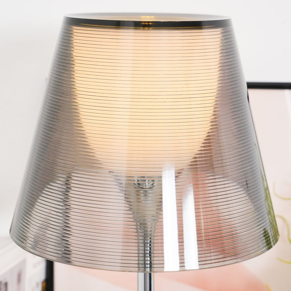 Bravon Kunststoff-Tischlampe