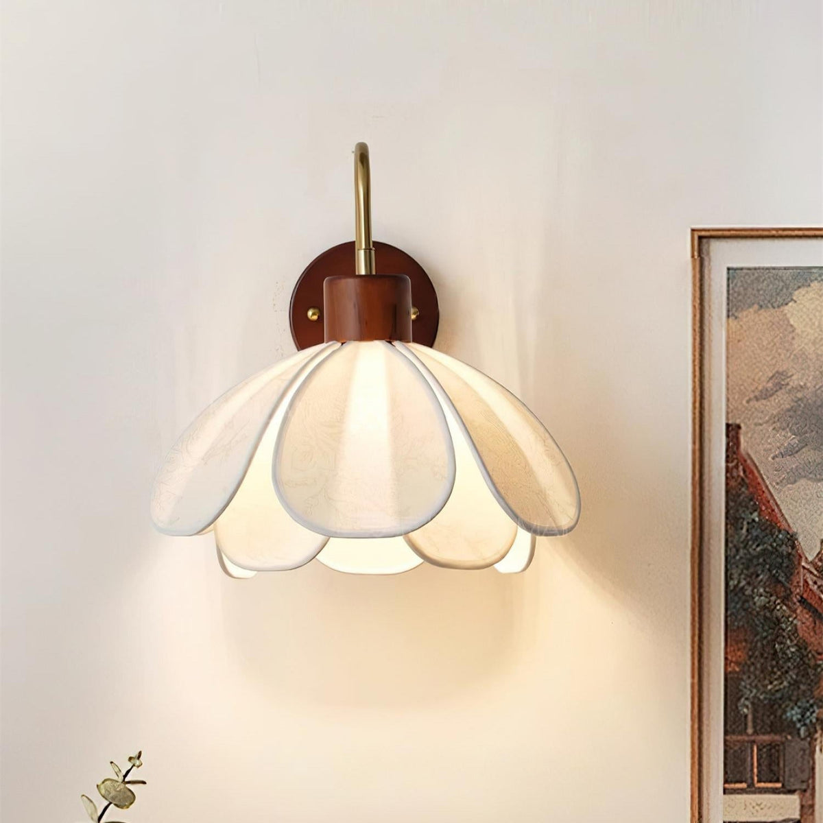 Yuki Wandleuchte mit floralen Holzelementen und Stoffschirm