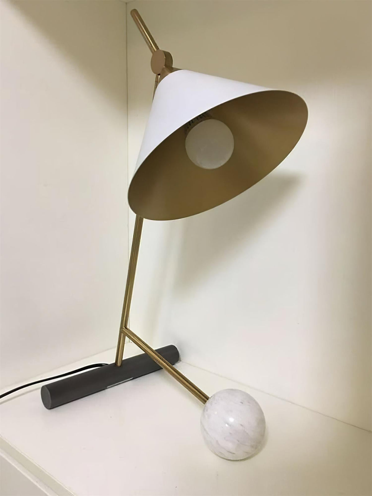 Avelo Tischleuchte aus Marmor mit geometrischem Design