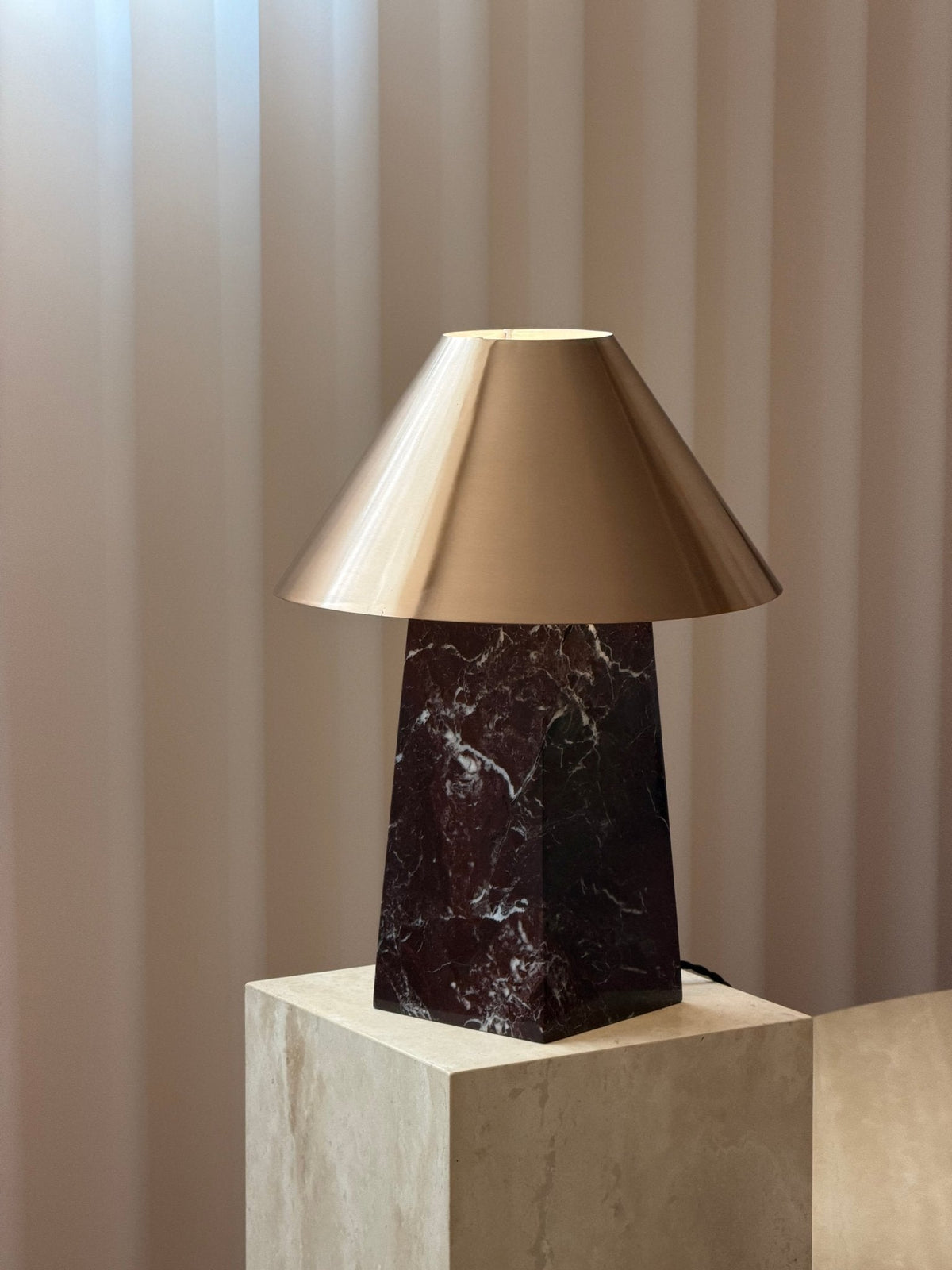 Conic Tischleuchte aus Marmor
