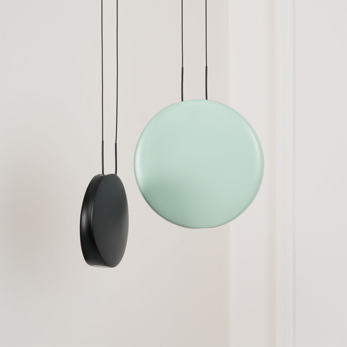 Mirellare Kunstharz-Pendelleuchte mit künstlerischem Design