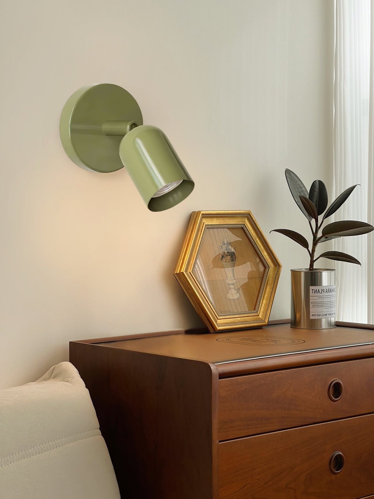 Keveno zeitgenössische minimalistische Wandleuchte mit verstellbarem Lampenschirm