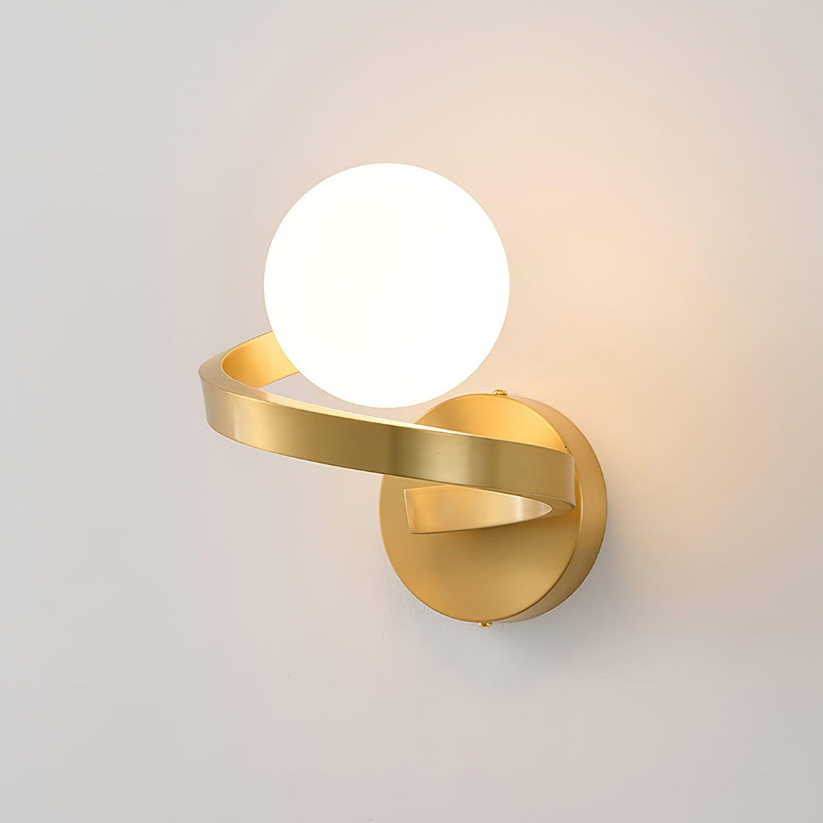 Yvian gebogene zeitgenössische minimalistische Messing-Glas-Wandleuchte