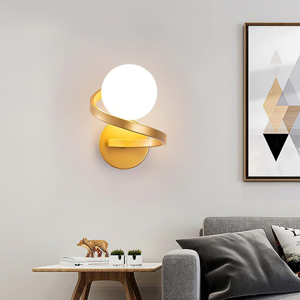 Yvian gebogene zeitgenössische minimalistische Messing-Glas-Wandleuchte