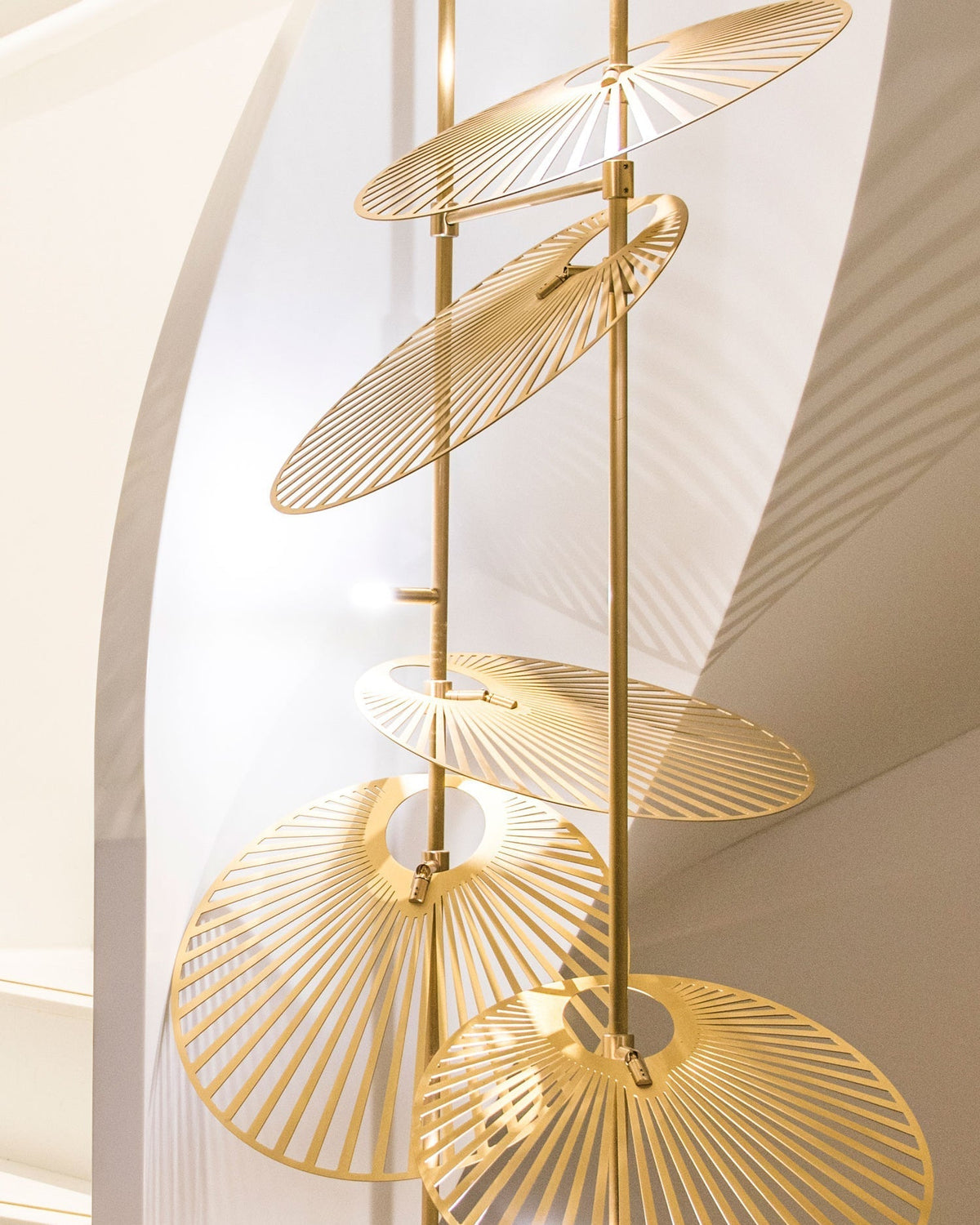 Odoraris luxuriöser Kronleuchter mit Blattmotiv