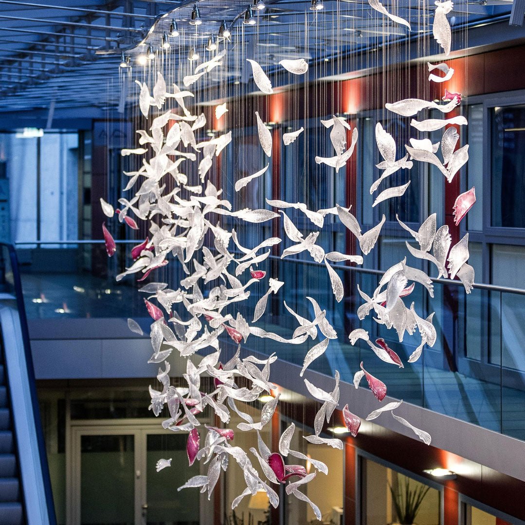 Zathaara Kronleuchter aus Glas in Federform