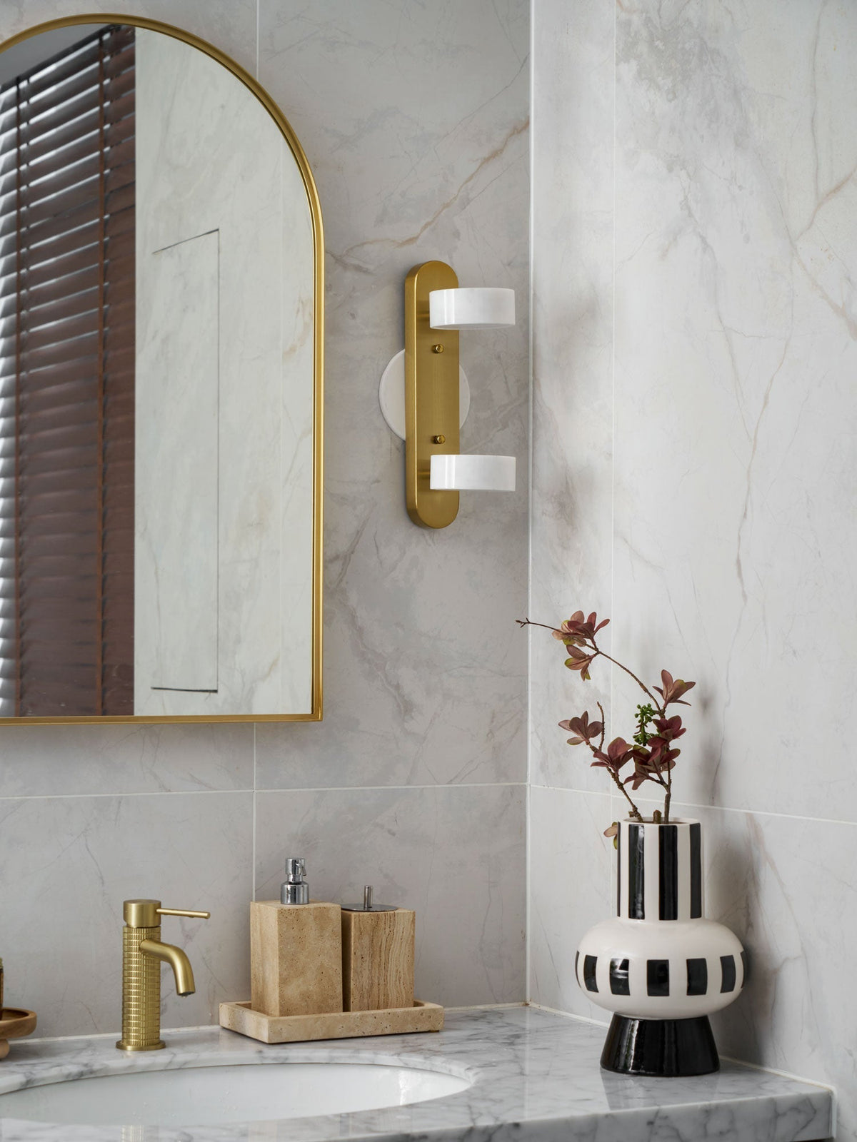 Orshaa lineare Travertin-Wandlampe