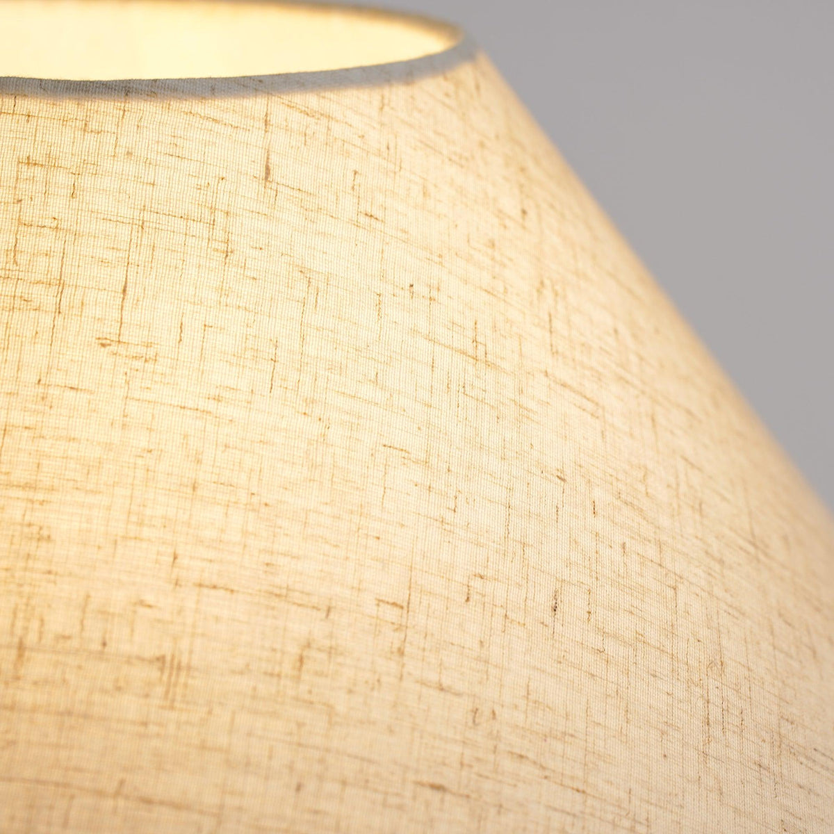 Lumian Tischleuchte aus Keramik in Beige mit Stoffschirm