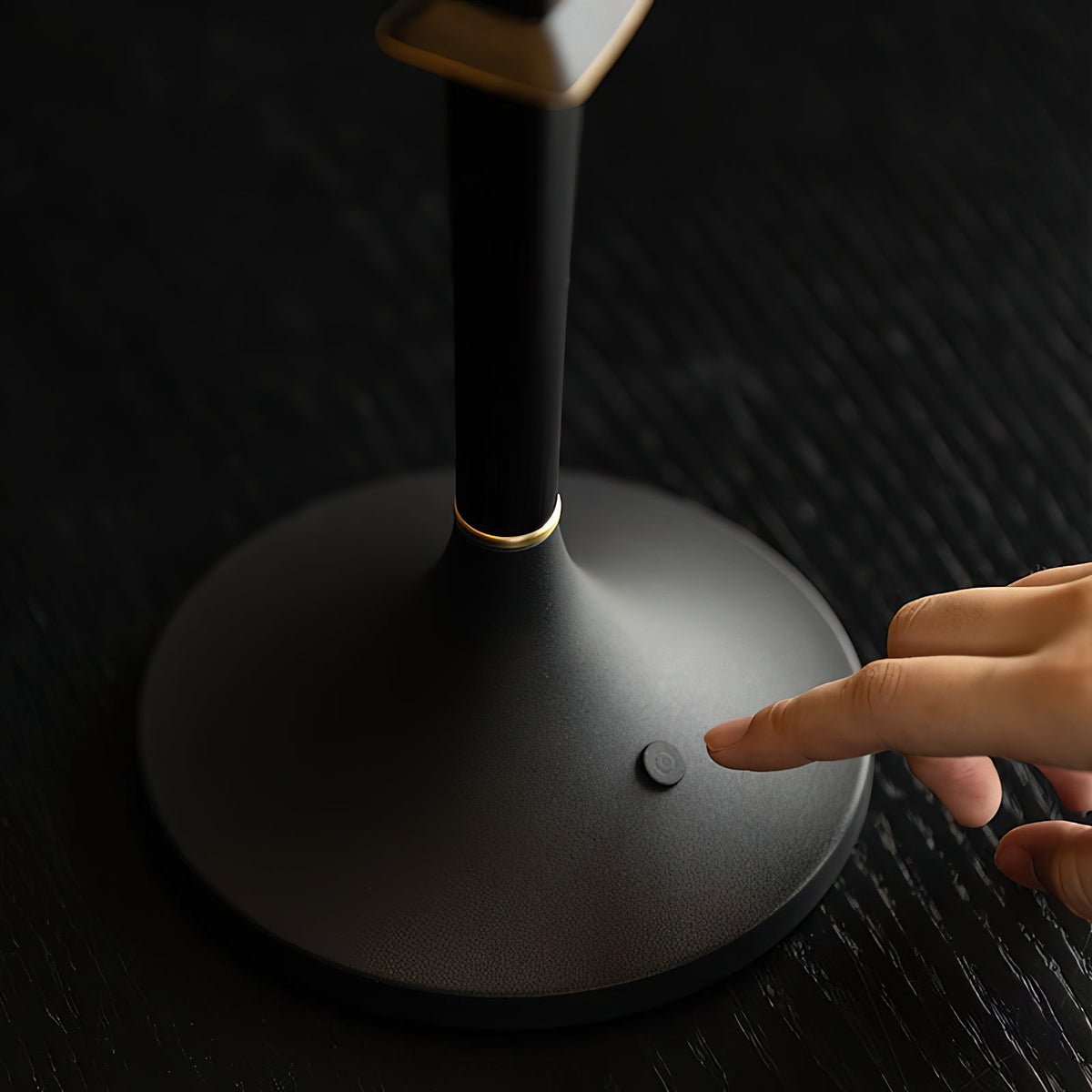 Karma Elvior Eisen-Tischleuchte (mit integriertem Akku)
