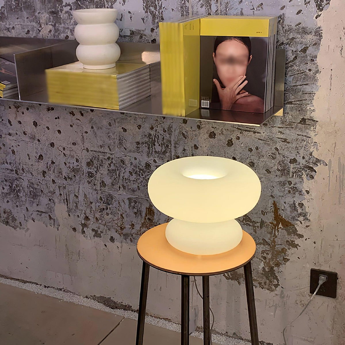 Liorirette Tischleuchte aus Glas im zeitgenössischen Stil