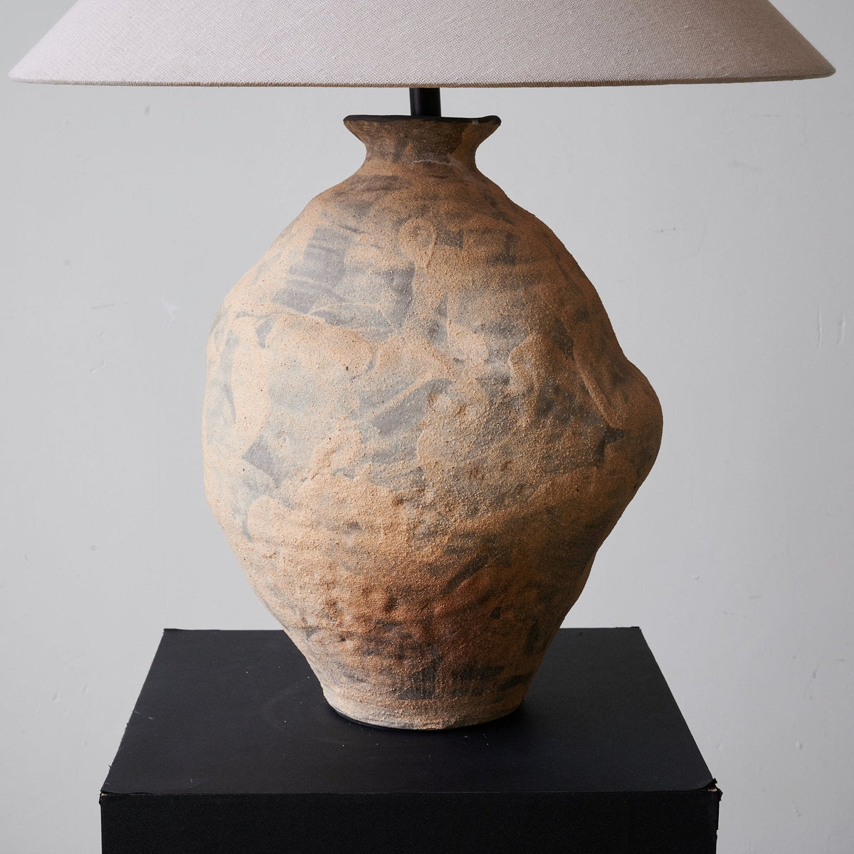 Terierelia Tischleuchte aus Keramik im Wabi-Sabi-Stil in Terrakotta & Beige