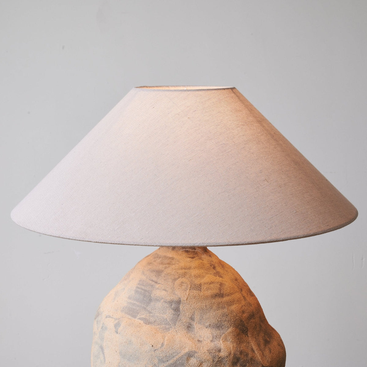 Terierelia Tischleuchte aus Keramik im Wabi-Sabi-Stil in Terrakotta & Beige