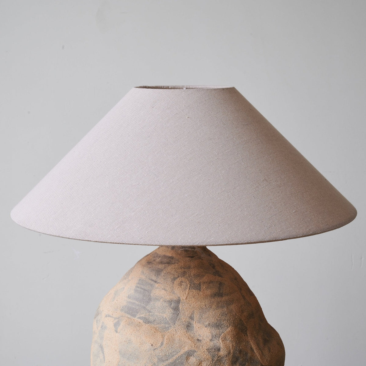 Terierelia Tischleuchte aus Keramik im Wabi-Sabi-Stil in Terrakotta & Beige