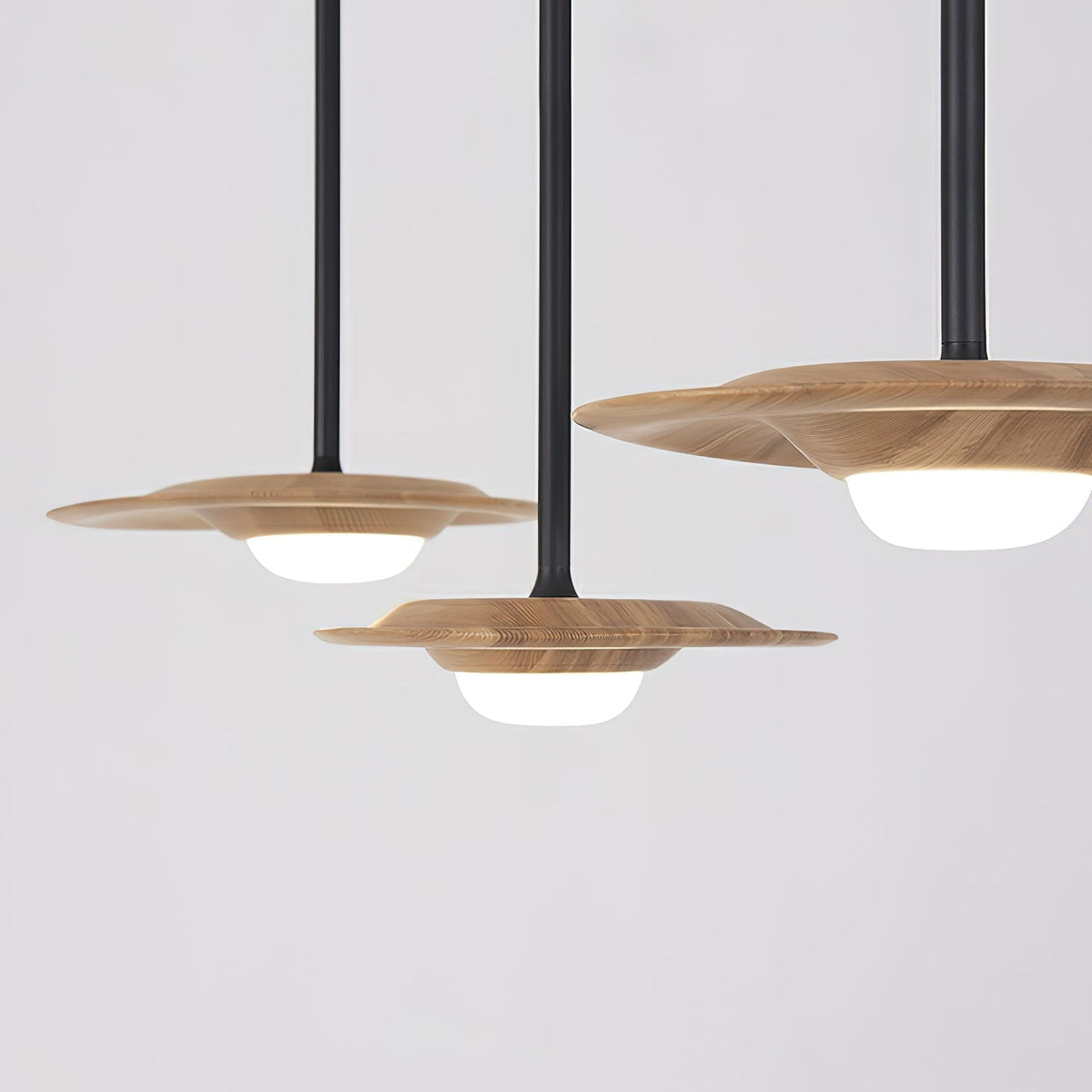 Cesilis Pendelleuchte aus Holz