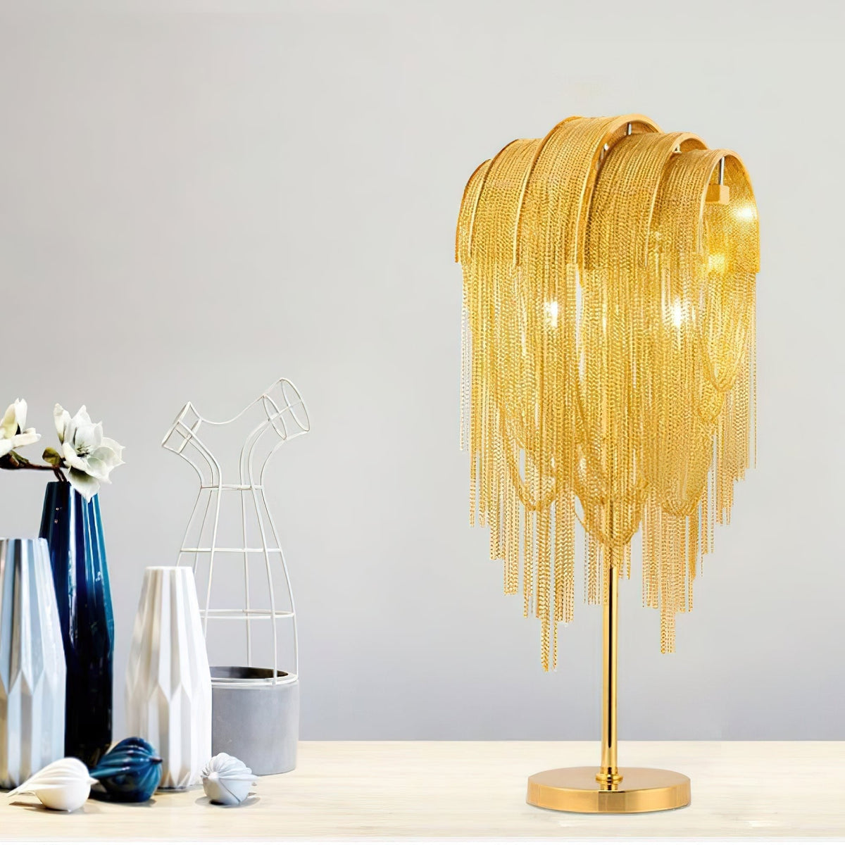 Hune Tischleuchte aus Stahl in zeitgenössischem Design