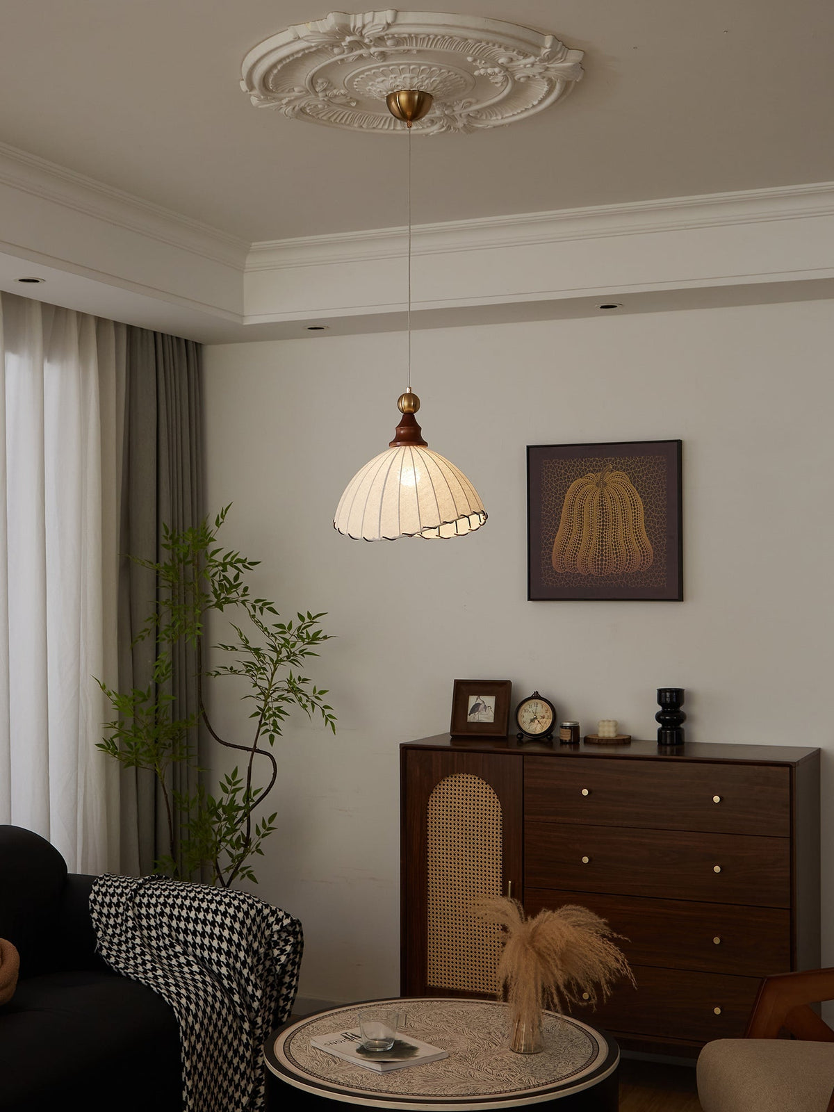 Earian Pendelleuchte aus Holz und Stoff im eleganten Design