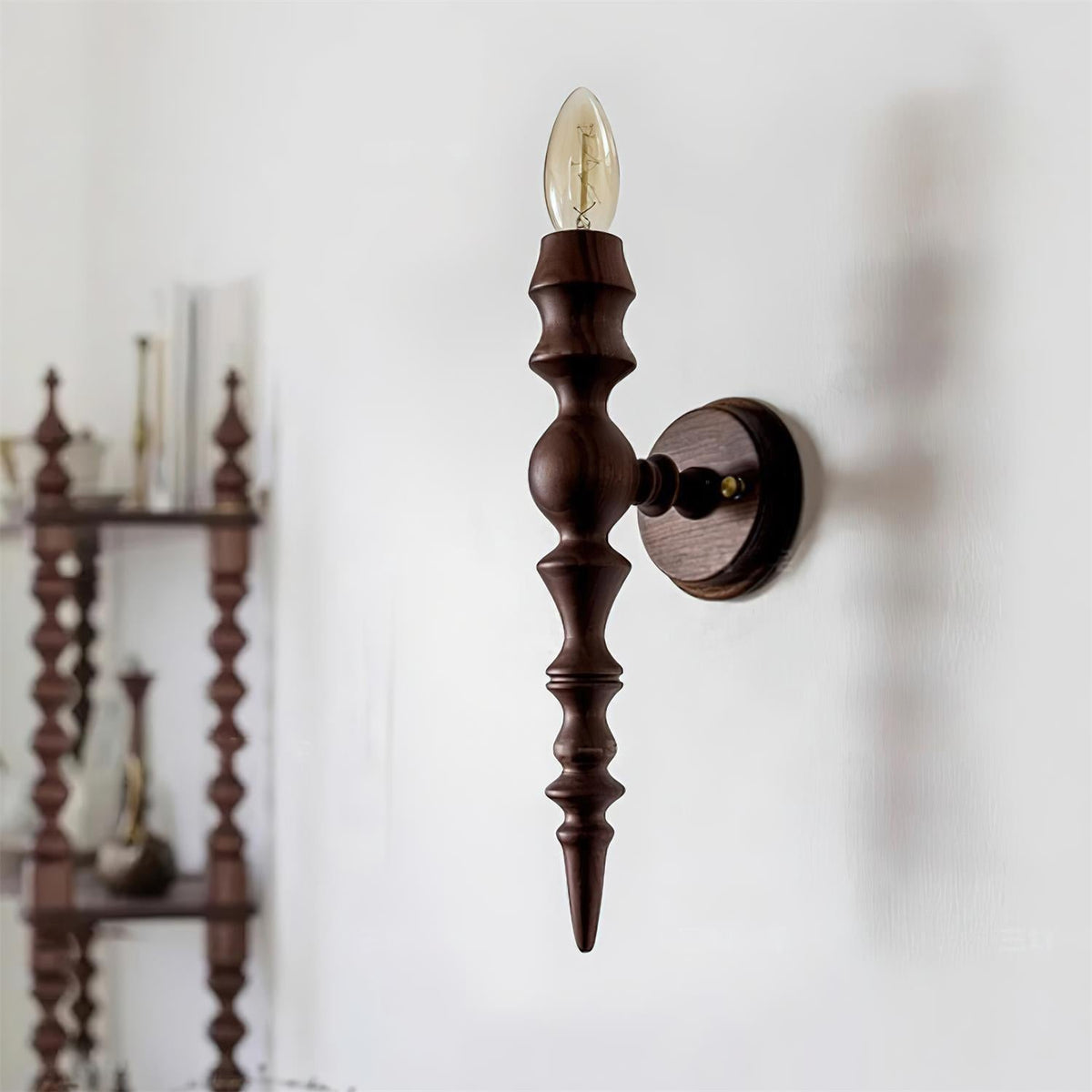 Wandleuchte im modernen Vintage-Stil mit Holzkörper in verschiedenen Holzoberflächen