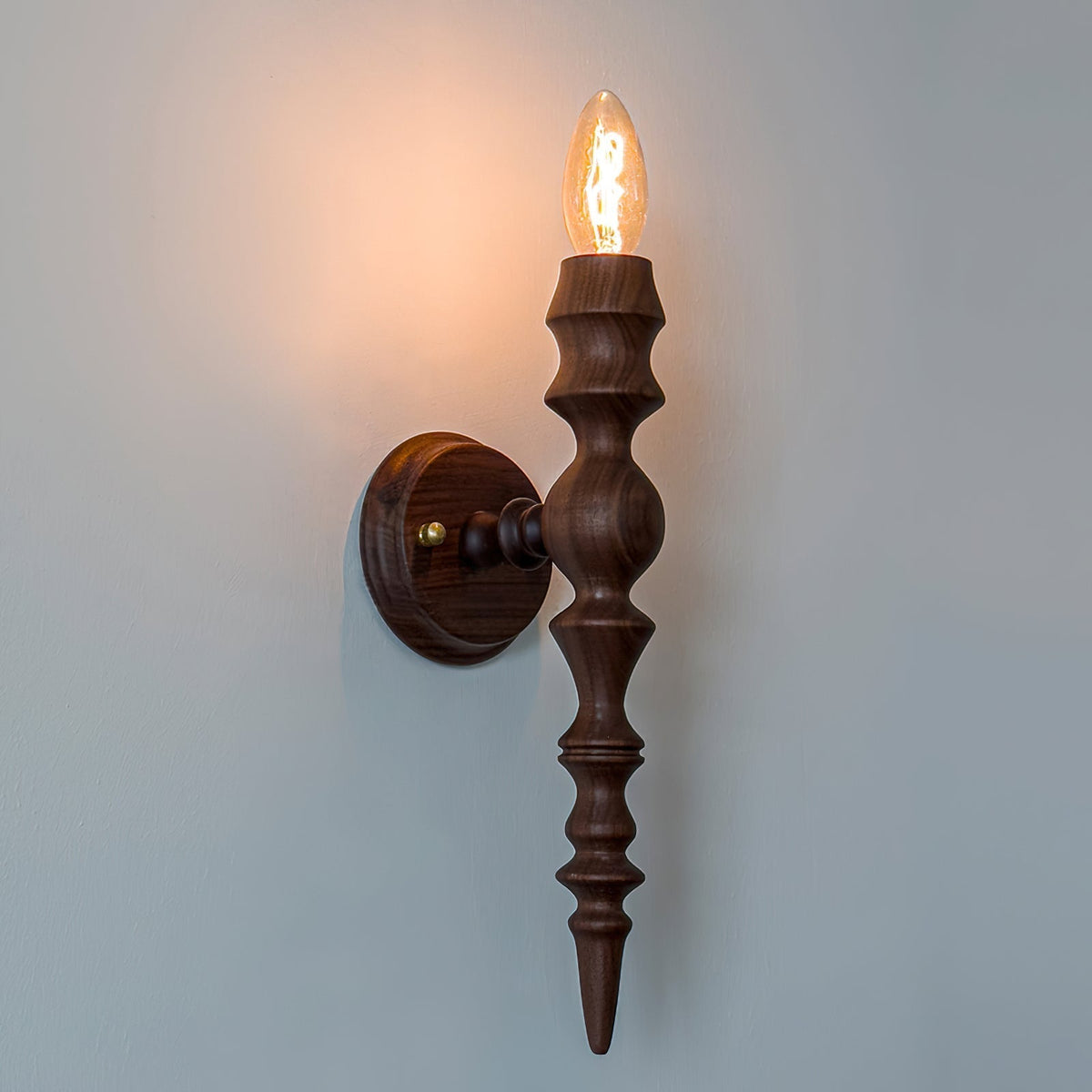 Wandleuchte im modernen Vintage-Stil mit Holzkörper in verschiedenen Holzoberflächen
