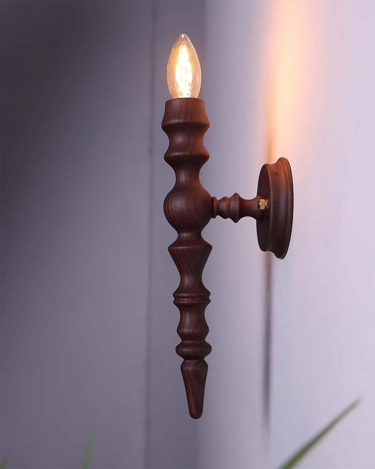Wandleuchte im modernen Vintage-Stil mit Holzkörper in verschiedenen Holzoberflächen