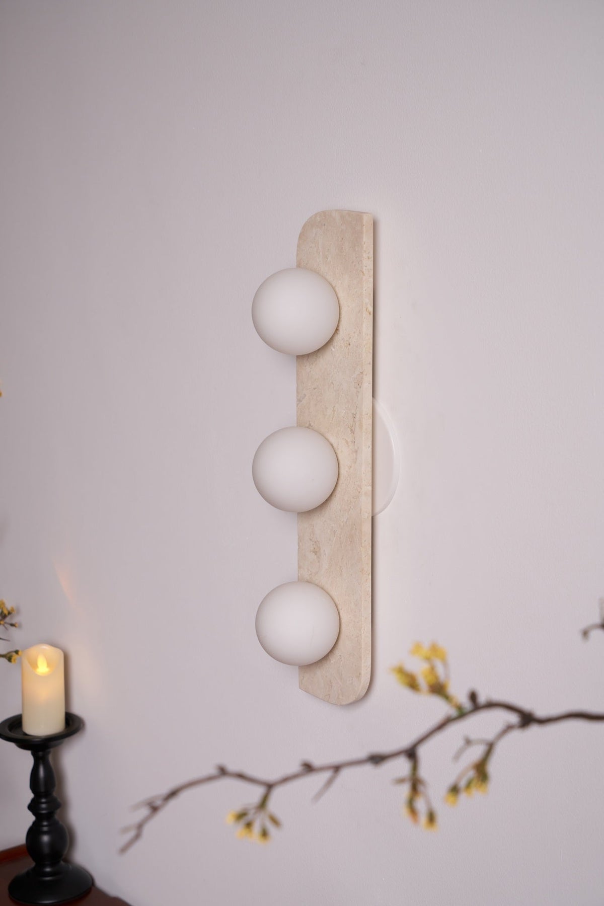 Serearia Minimalistische Wandleuchte aus Gelbem Travertin mit Stecker