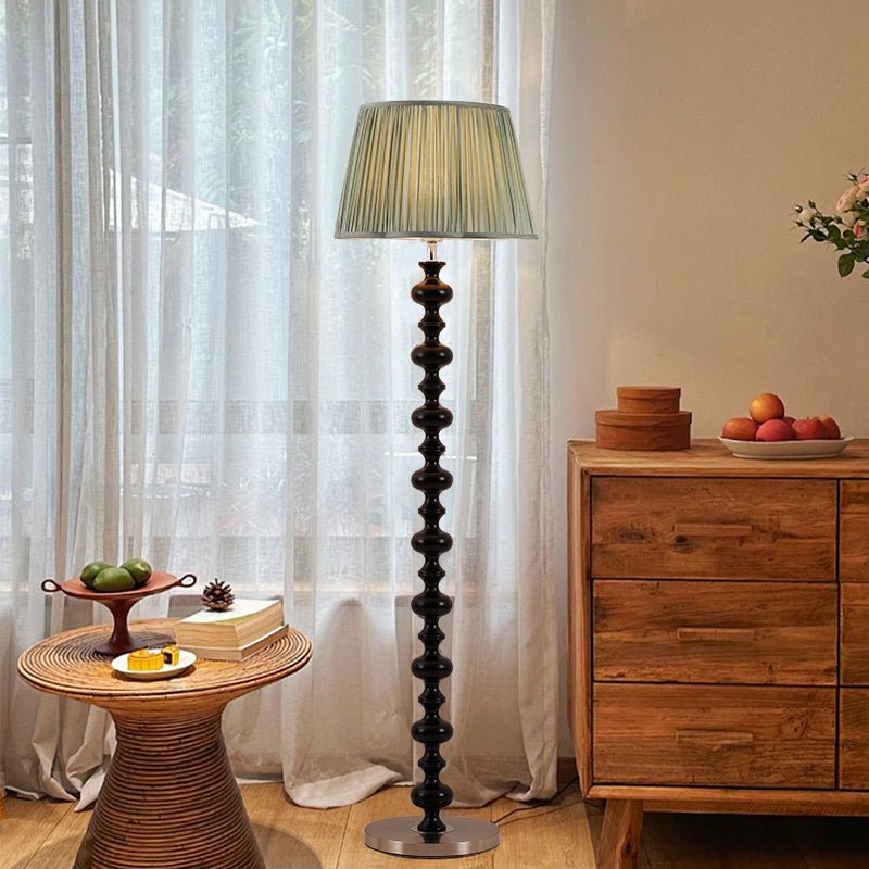 Rinivaine Stehleuchte aus Holz und Stoff