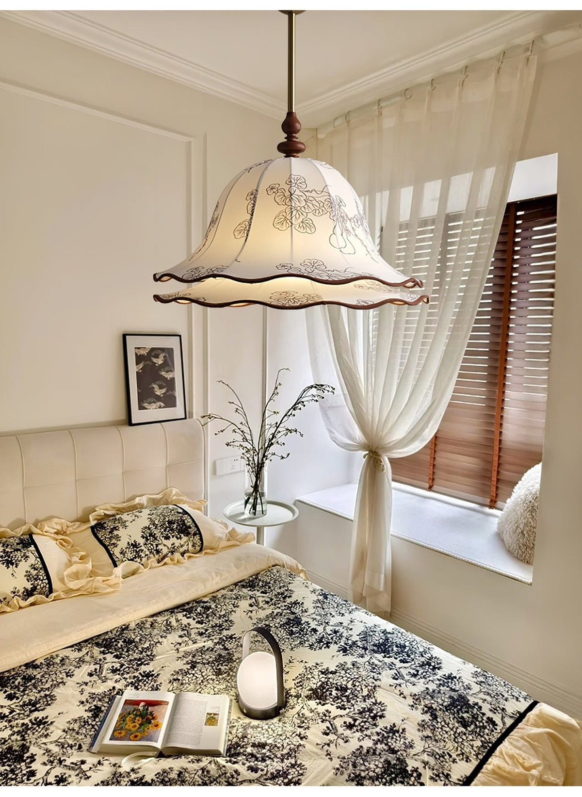 Ilsilis traditionelle Eleganz Blumengestellter Stoff-Holz-Pendelleuchte