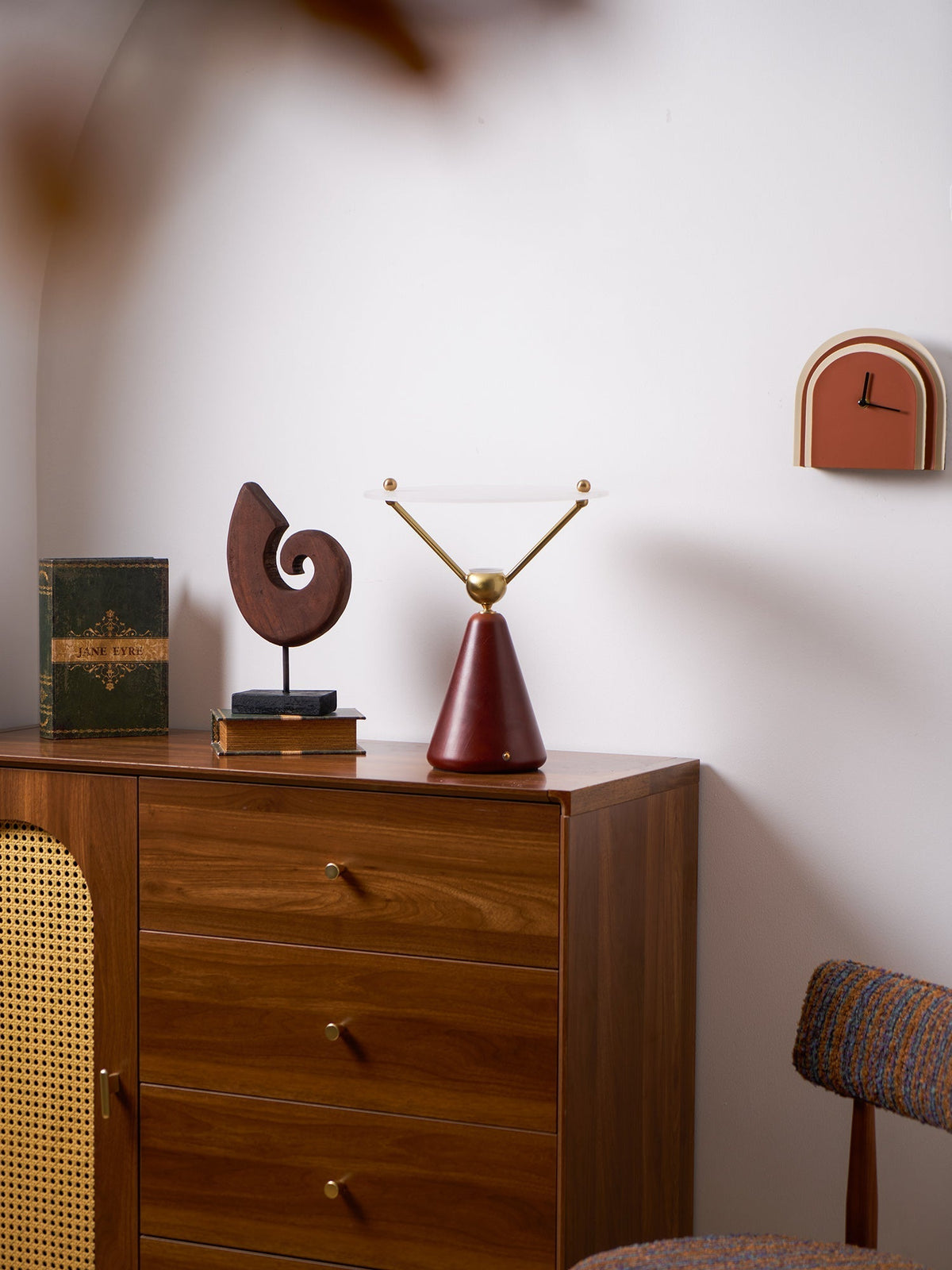 Balance Tischleuchte aus Holz im modernen Stil