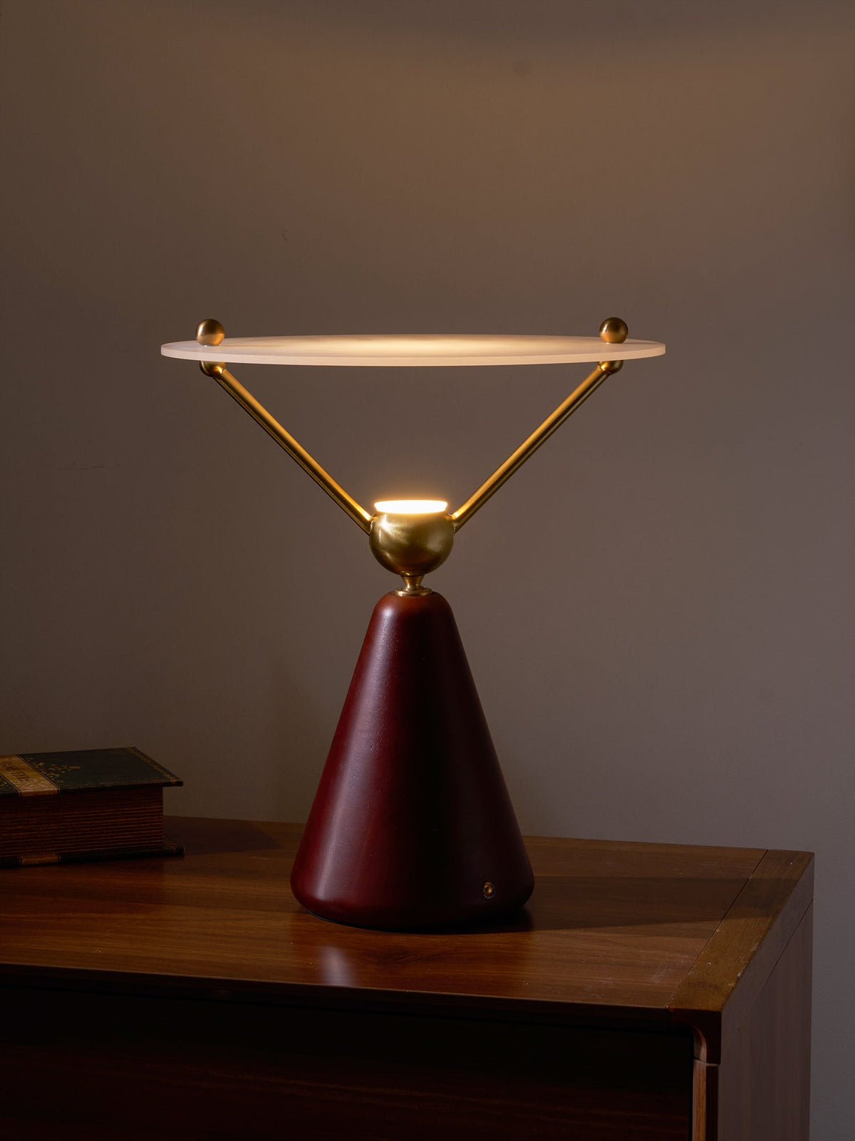 Balance Tischleuchte aus Holz im modernen Stil