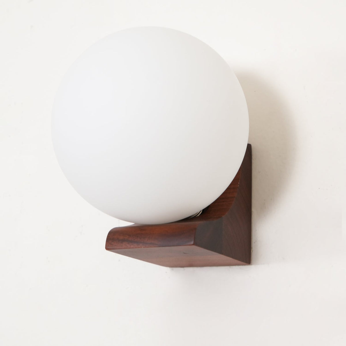 Icarara zeitgenössische minimalistische Orb-Wandleuchte aus Holz und Glas
