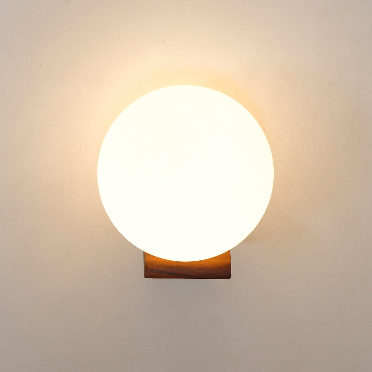 Icarara zeitgenössische minimalistische Orb-Wandleuchte aus Holz und Glas