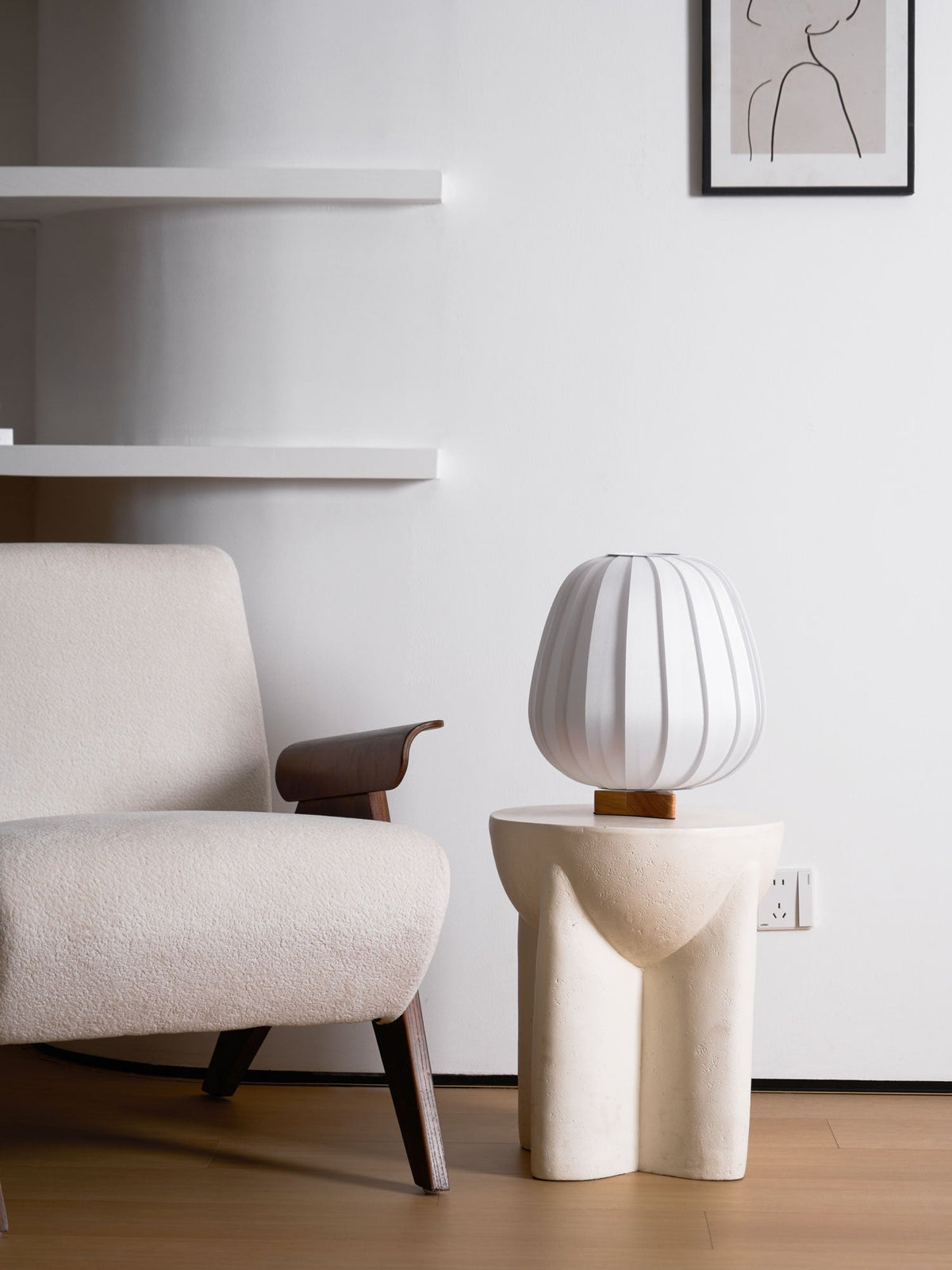 Elenor Tischleuchte aus Stoff im minimalistischen Stil